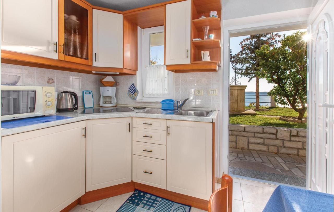Stunning In With Kitchen Apartment *